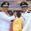 Pj Bupati Kuningan secara simbolis menyerahkan SK perpanjangan jabatan Kades.
